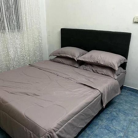 Manjung Modern + Cozy Terrace Home Лумут Екстериор снимка