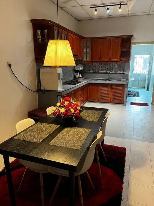 Manjung Modern + Cozy Terrace Home Лумут Екстериор снимка