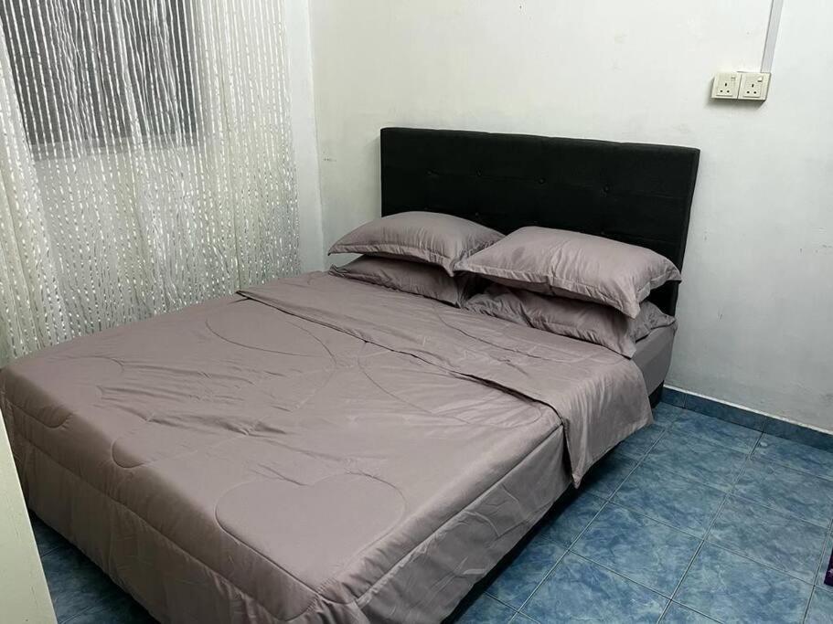 Manjung Modern + Cozy Terrace Home Лумут Екстериор снимка