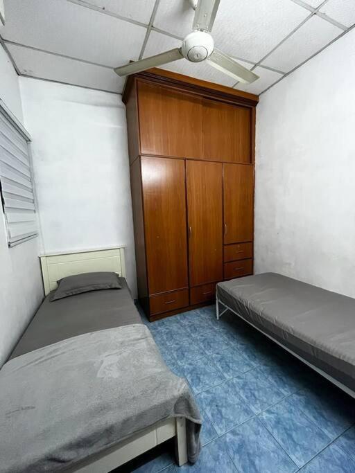 Manjung Modern + Cozy Terrace Home Лумут Екстериор снимка