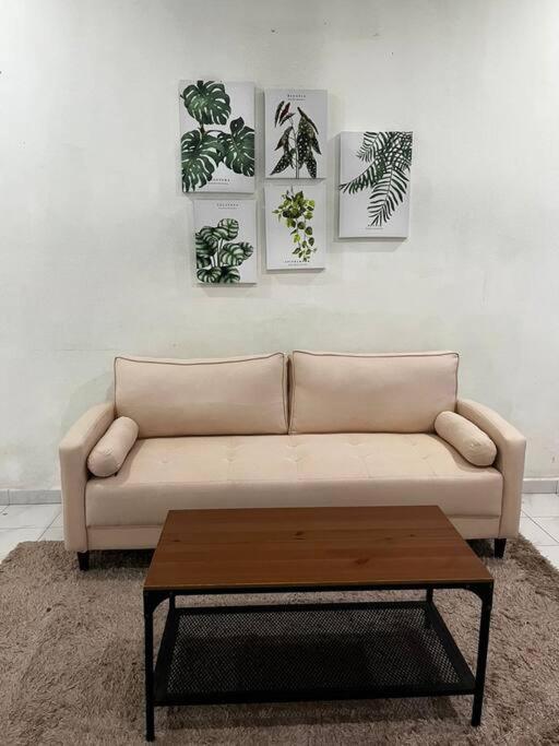 Manjung Modern + Cozy Terrace Home Лумут Екстериор снимка