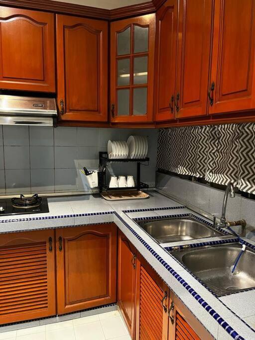 Manjung Modern + Cozy Terrace Home Лумут Екстериор снимка
