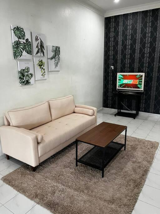 Manjung Modern + Cozy Terrace Home Лумут Екстериор снимка