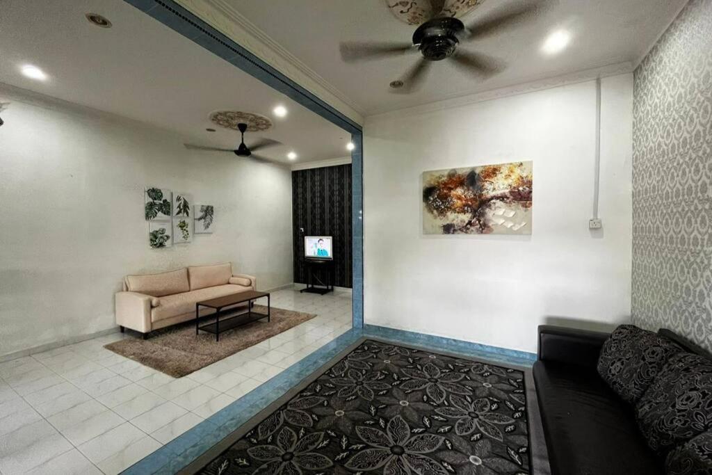 Manjung Modern + Cozy Terrace Home Лумут Екстериор снимка